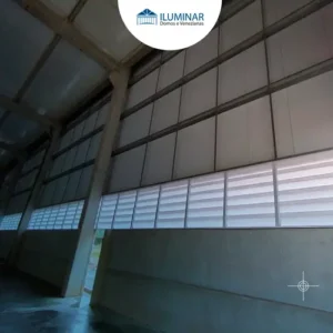 Conheça o case da Iluminar Domos com instalação de venezianas industriais com aletas em policarbonato alveolar de 3 mm em Franco da Rocha.