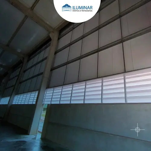 Conheça o case da Iluminar Domos com instalação de venezianas industriais com aletas em policarbonato alveolar de 3 mm em Franco da Rocha.