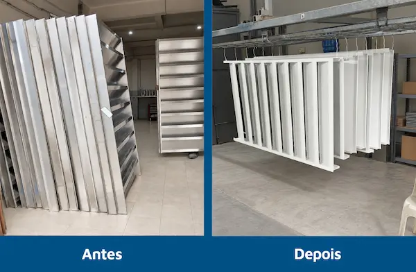 Montagem de antes e depois: à esquerda, lote de venezianas industriais em metal bruto; à direita, as peças recebendo acabamento em pintura eletrostática branca para garantir proteção anticorrosiva.