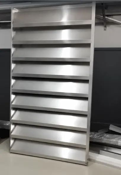 Veneziana metálica industrial montada com acabamento brilhante, destacando a resistência estrutural de suas aletas.